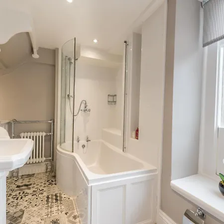 Apartment Magistrates Chambers *